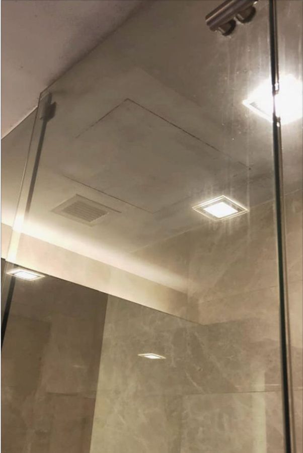 Bathroom ceiling with glass partition in a cluster terrace house